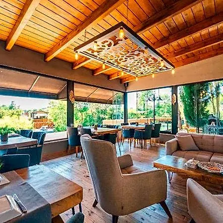 فندق Antik River House 3*